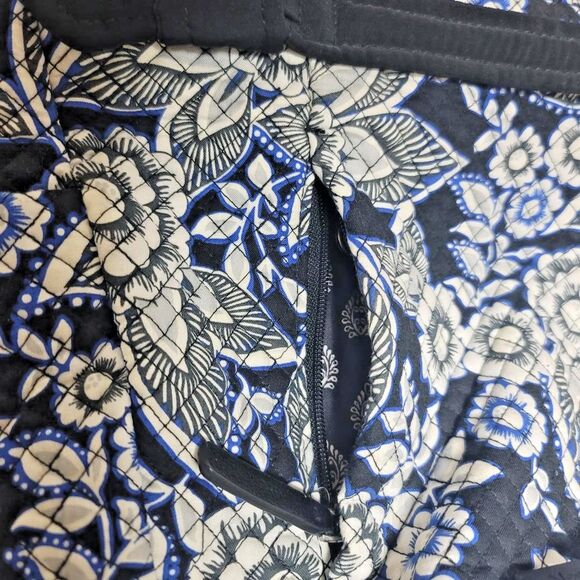 Vera Bradley Shoulder Bag Snow Lotus Hadley On the Go Satchel Retired - Picture 3 of 8